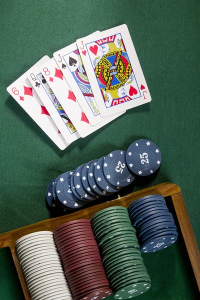 Carte con mano di poker con chips — Foto Stock
