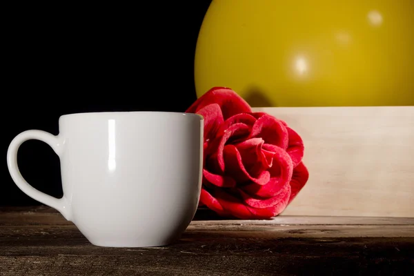 Xícara de café e bolas infláveis — Fotografia de Stock