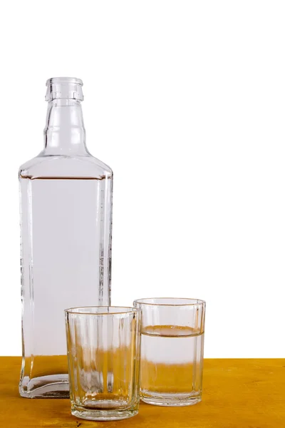 Botella de vodka ruso y vasos — Foto de Stock