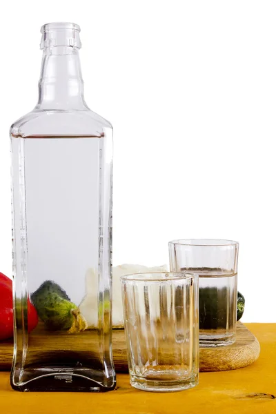 Flasche russischen Wodka und Gläser — Stockfoto