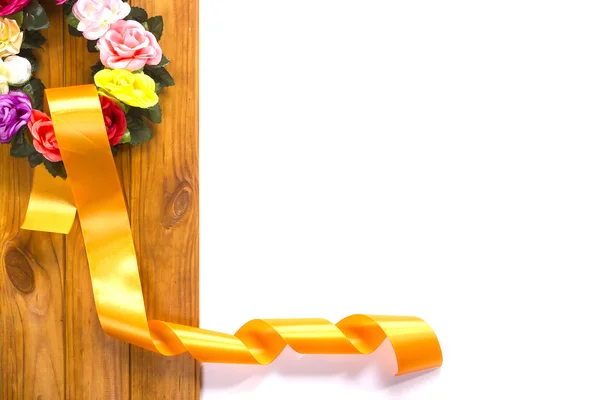 Grinalda tradicional com flores e fita de cetim — Fotografia de Stock