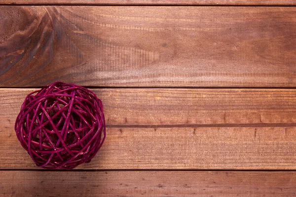 ラズベリーの枝編み細工品ボール — ストック写真