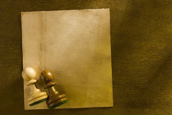 Figura degli scacchi e carta stracciata — Foto Stock