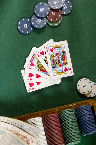 Carte con mano di poker con fiches e denaro — Foto Stock