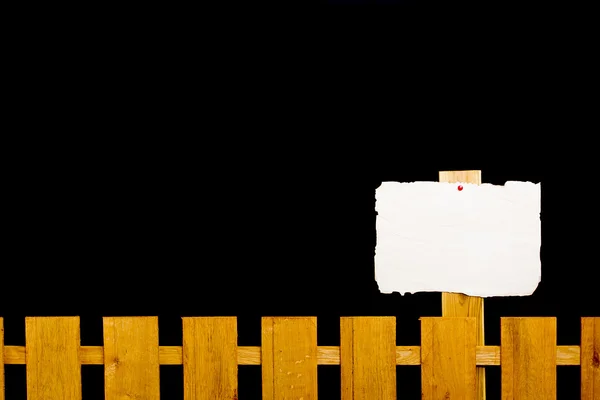 Wooden fence with a paper plate — Stock Photo, Image