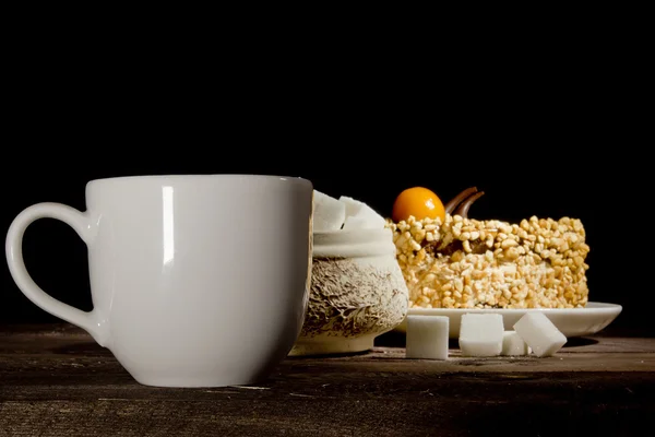 Kopje koffie, gebak en suiker kubussen — Stockfoto