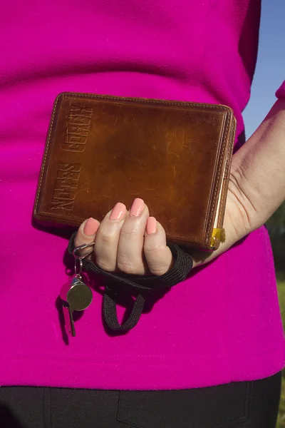 Mano femenina sosteniendo un cuaderno — Foto de Stock