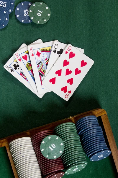 Карты с покерной комбинацией и фишками — стоковое фото