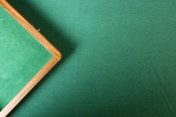 Tabel met een groene doek — Stockfoto