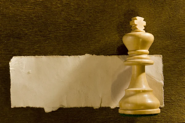 Figura de ajedrez y papel triturado —  Fotos de Stock