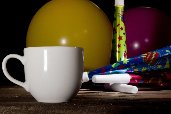 Tasse Kaffee und aufblasbare Bälle — Stockfoto