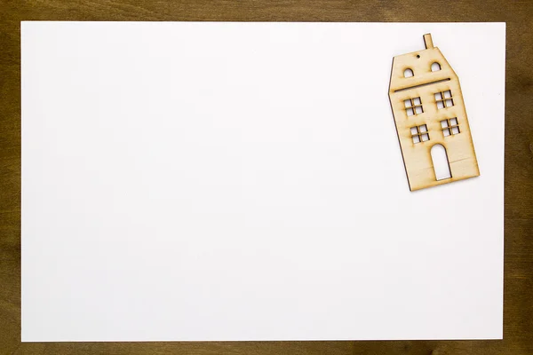 Модель будинку на білому аркуші паперу — стокове фото