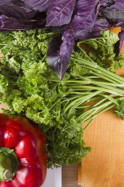 Produtos hortícolas e ervas frescas — Fotografia de Stock