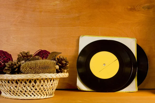 Canasta con popurrí y discos de vinilo — Foto de Stock