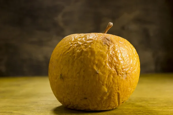 Rotten wrinkled apple — Stock Photo, Image