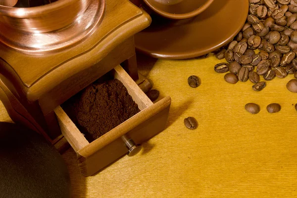 Coffee beans and coffee grinder — Stock Photo, Image