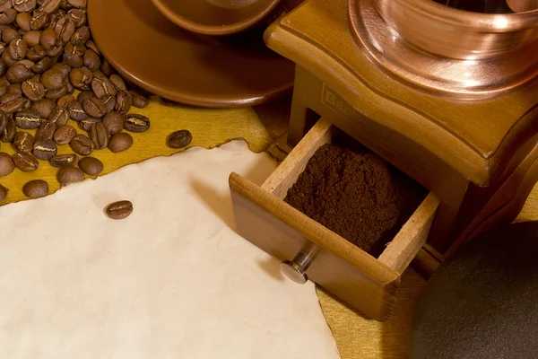 Grãos de café e moedor de café — Fotografia de Stock