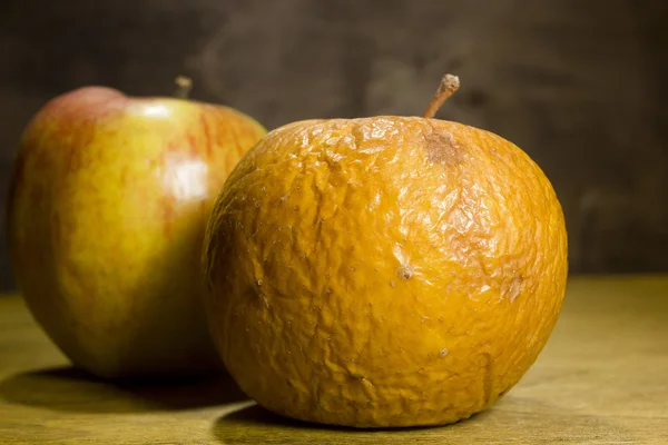 Faule und frische Äpfel — Stockfoto