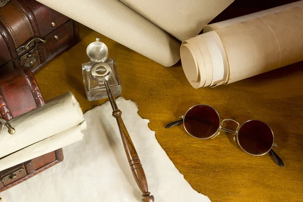 Pergaminos vintage y tinta para escribir instrumentos — Foto de Stock