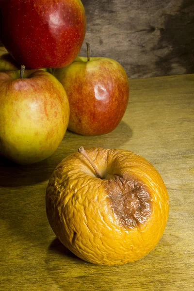 Rotten and fresh apples — Stock Photo, Image