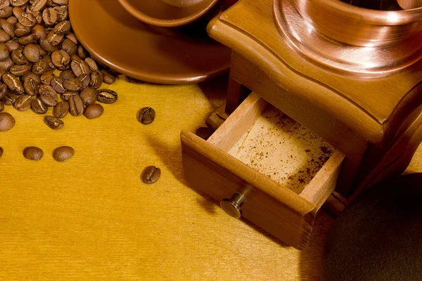 Κόκκοι καφέ και μύλος καφέ — Φωτογραφία Αρχείου