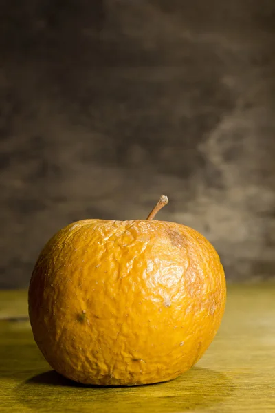 Fauler, faltiger Apfel — Stockfoto