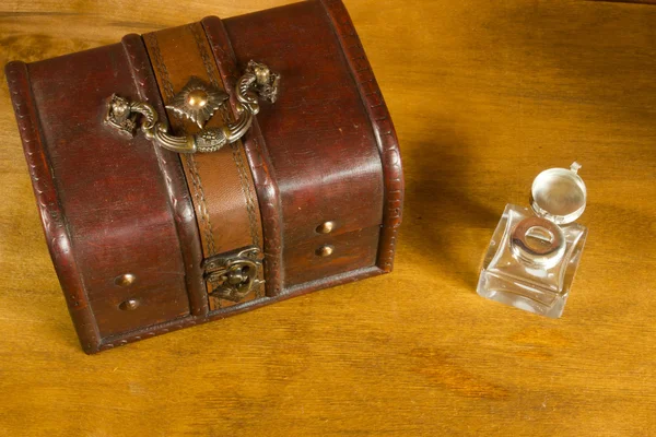 Old Treasure Chest and inkwell — Stock Photo, Image