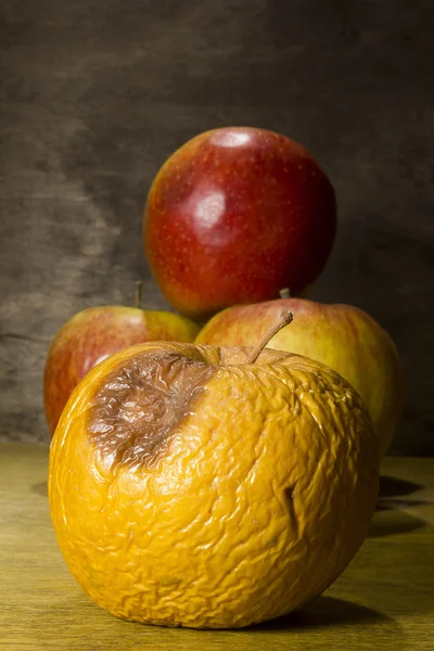 Rotten and fresh apples — Stock Photo, Image