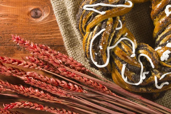 Rouleau aux graines de pavot et aux épis de céréales — Photo