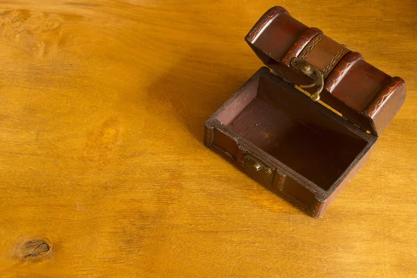 Velho baú ou caixa do tesouro — Fotografia de Stock