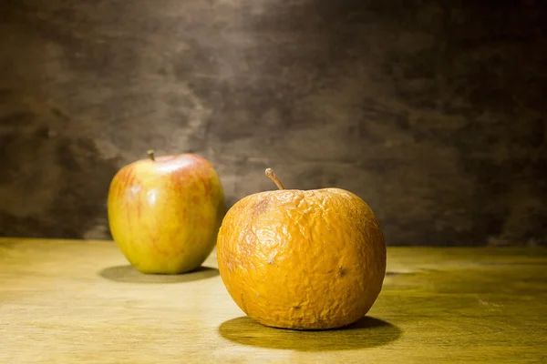 Rotten and fresh apples — Stock Photo, Image