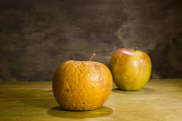 Faule und frische Äpfel — Stockfoto