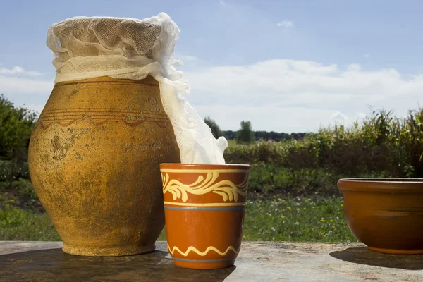 Jarro de barro com leite — Fotografia de Stock