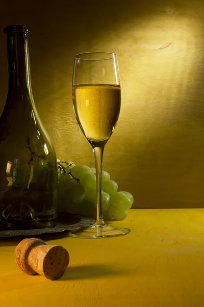 화이트 와인 한 잔에 포도 — 스톡 사진