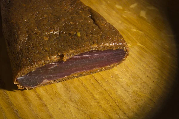 Pedaço Carne Defumada Tábua Madeira — Fotografia de Stock