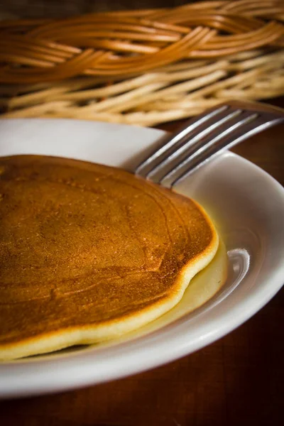 Vers Gebakken Pannenkoek Een Bord Een Houten Tafel — Stockfoto