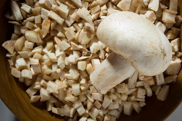 Champignons Affettati Crudi Tagliere Legno Vicino — Foto Stock