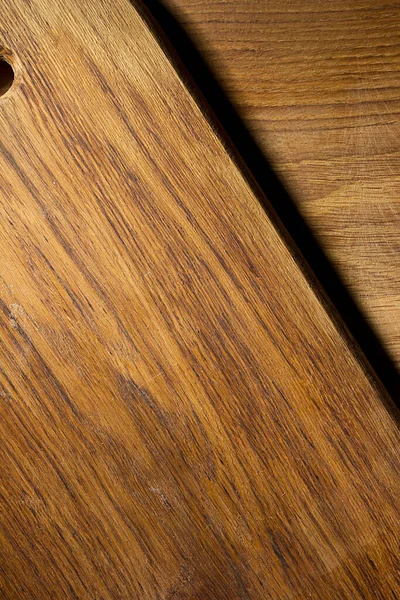 Drewniana Deska Krojenia Drewnianym Stole Kuchennym — Zdjęcie stockowe