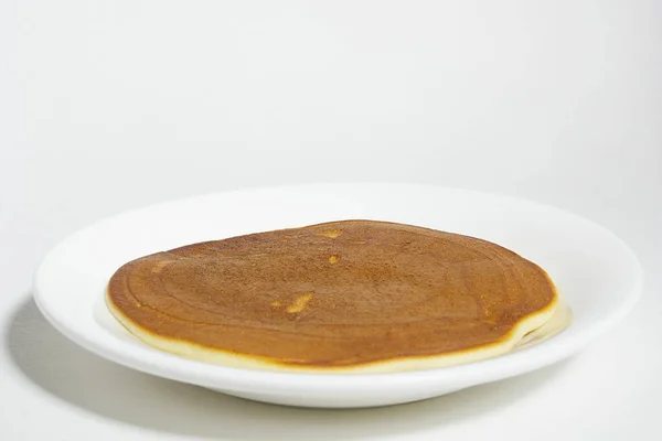 Vers Gebakken Pannenkoek Een Bord Een Witte Achtergrond — Stockfoto