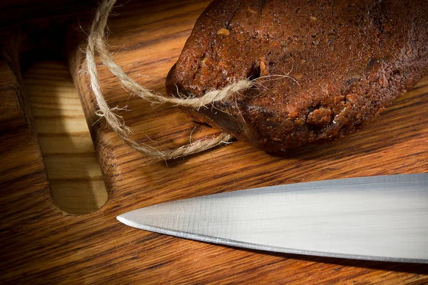 Pedaço Carne Defumada Tábua Madeira — Fotografia de Stock