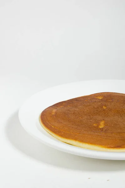 Frisch Gebackener Pfannkuchen Auf Einem Teller Auf Weißem Hintergrund — Stockfoto