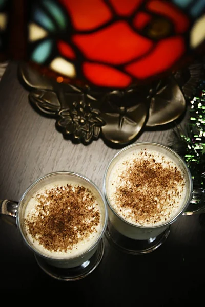 Kersteierpunch Milkshake Tafel Met Kerstboom Tafellamp — Stockfoto
