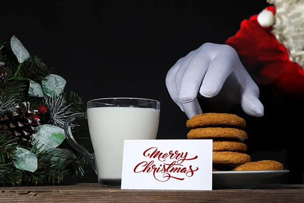 Консервы Молоко Санта Клауса Возле Елки — стоковое фото