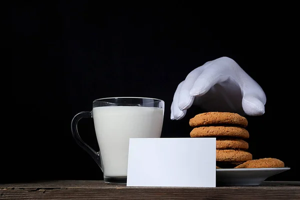 黒を背景にサンタのためのクッキーとミルク — ストック写真