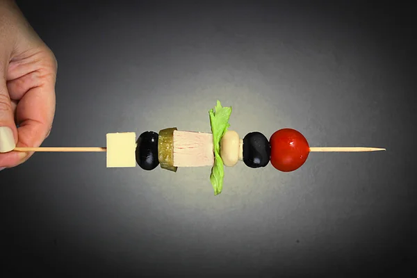 Canapés Sur Une Brochette Contre Mur Gris — Photo