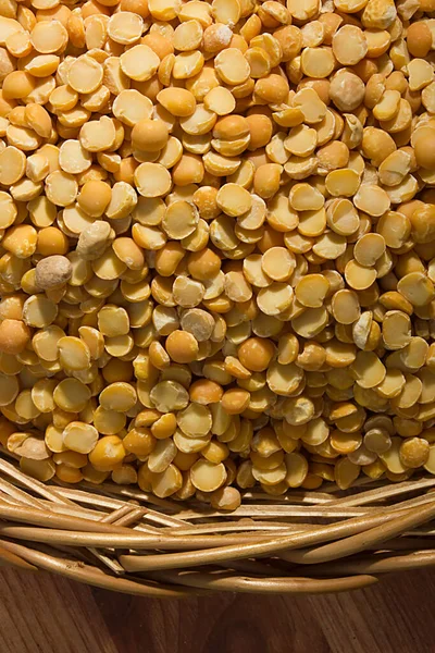 バスケットの中の黄色の乾燥した粉砕エンドウ豆 — ストック写真