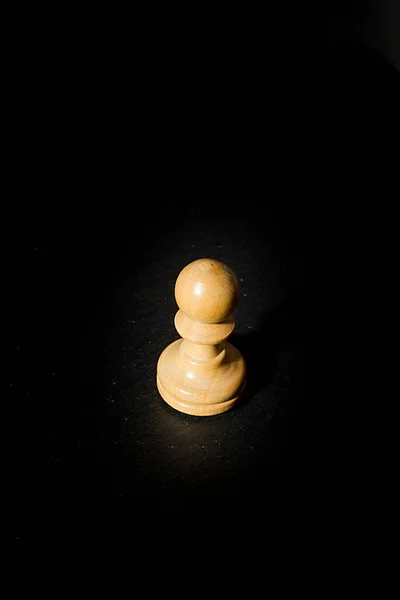 黑色背景的孤独木制棋子 — 图库照片