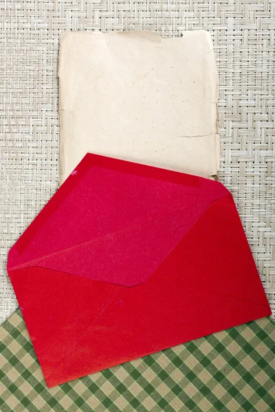 Красный конверт — стоковое фото