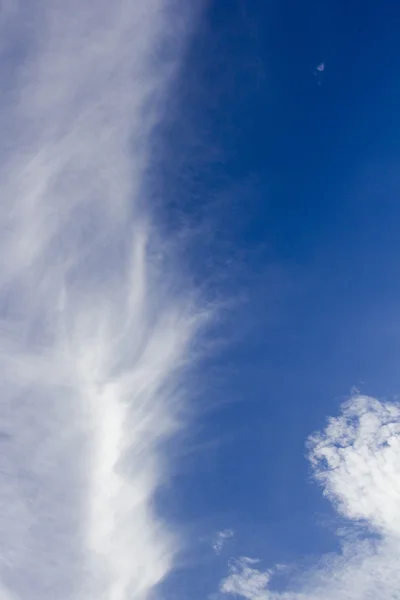 Cumulus nuages et un ciel bleu — Photo