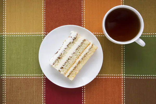 Pezzo di torta su un piatto — Foto Stock